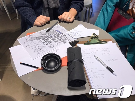 '대냥이프로젝트'의 회의 모습. 탁자 위에 놓인 설계도가 눈에 띈다. (김민기씨 제공) © News1