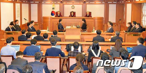 박근혜 대통령 탄핵심판 사건 수명재판관인 이진성(왼쪽부터), 이정미, 강일원 헌법재판관이 지난 22일 오후 서울 종로구 재동 헌법재판소 소심판정에서 열린 제1회 준비절차기일에서 착석하고 있다.  ©News1 유승관 기자