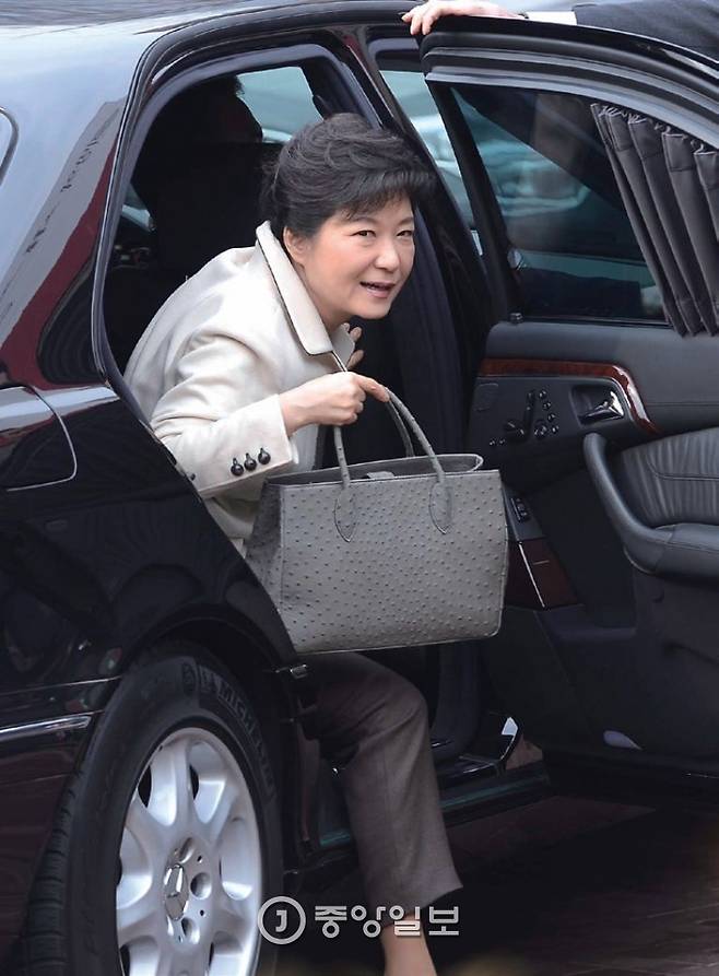 2013년 박근혜 대통령이 대통령직인수위원회가 연 토론회에 참석하기 위해 차에서 내리고 있다. 박 대통령이 든 회색 가방이 고영태 씨가 만든 제품이다. [사진 중앙포토]