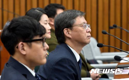 【서울=뉴시스】배훈식 기자 = 우병우 전 청와대 민정수석이 22일 오후 서울 여의도 국회에서 열린 박근혜 정부의 최순실 등 민간인에 의한 국정농단 의혹 사건 진상 규명을 위한 국회 국정조사특별위원회 5차 청문회에 출석해 의원 질의를 듣고 있다. 2016.12.22.     dahora83@newsis.com