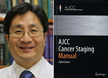 홍승모 서울아산병원 교수(왼쪽 사진), 홍 교수팀이 고안한 담도암 병기 분류법을 표준으로 채택한 미국암연합위원회(AJCC)의 ‘제8판 암 병기 매뉴얼(Cancer Staging Manual)’ 표지(오른쪽 사진).