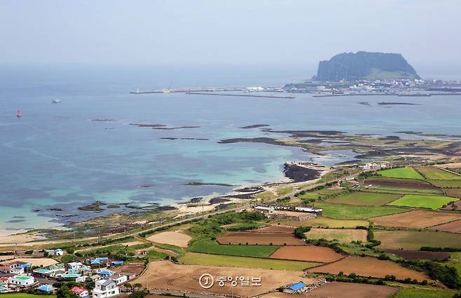 지미봉 정상에서 바라본 성산일출봉.