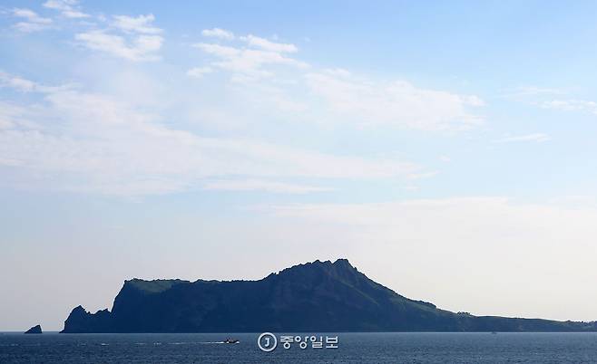 바다 건너 우도에서 바라본 성산일출봉. 바다로 달려나가려는 코뿔소를 닮았다.