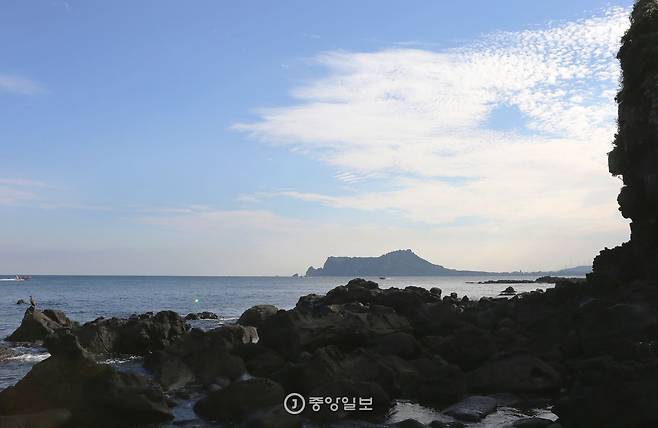 바다 건너 우도에서 바라본 성산일출봉. 바다로 달려나가려는 코뿔소를 닮았다.
