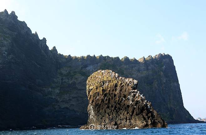 배를 타고 바라본 성산일출봉. 앞의 작은 섬이 새끼청산이다.