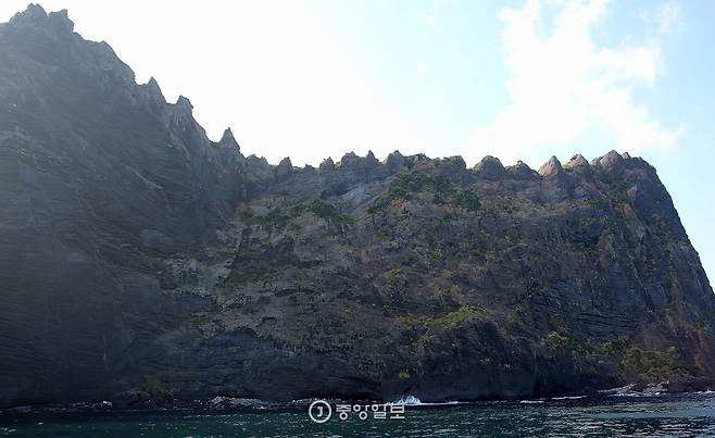 배를 타고 바라본 성산일출봉. 앞의 작은 섬이 새끼청산이다.