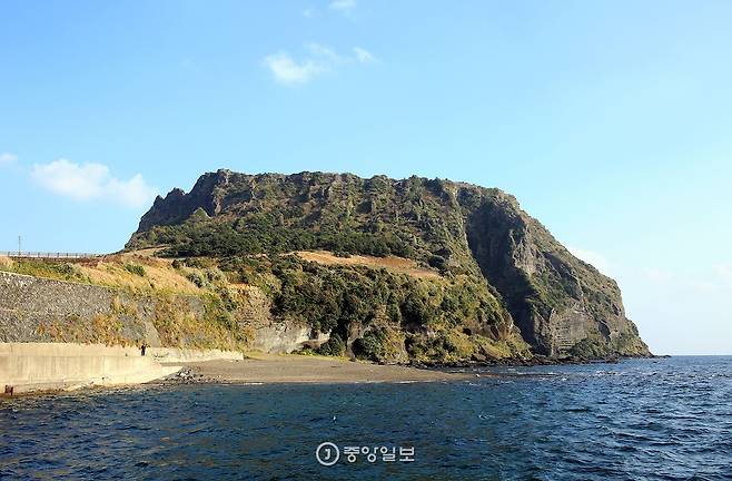 수매밑에서 바라본 성산일출봉.