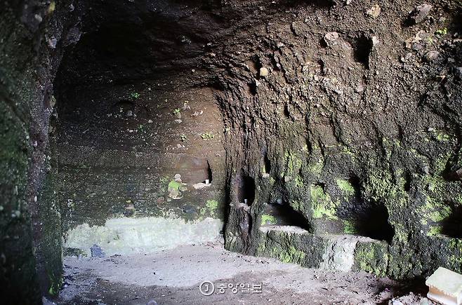 성산일출봉 서쪽 해안의 진지동굴. 성산일출봉에서만 진지동굴 18개가 발견됐다.