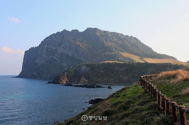 우묵개 동산에서 바라본 성산일출봉.