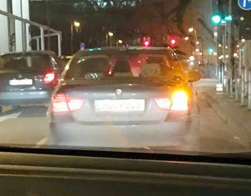 정유라의 뒷모습 지난 15일(현지시간) 독일 프랑크푸르트 도심에서 최순실씨 딸 정유라씨로 보이는 여성(원 안)이 탑승한 차량이 현지 교민에 의해 촬영됐다. 독일 교민 제공