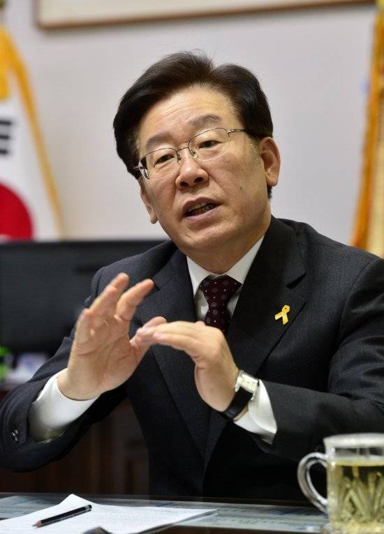 이재명 성남시장은 "경제를 공부하고 있다. 할 일이 많다"고 말했다. 연간 50조원 복지재원 구상도 드러냈다. 그는 시대의 '로빈 후드'일까 현란한 포퓰리스트일까. 지난 20일 성남시청에서 그의 구상을 들어봤다. 성남=이병주 기자