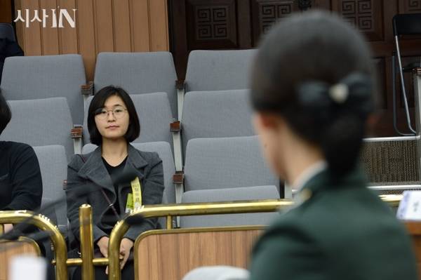 ⓒ시사IN 이명익 이슬비 대위는 상부 허락을 받고 청문회장에 동행했다고 밝혀 논란이 일었다.