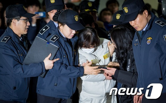 '국정농단' 사태의 주범 최순실 씨가 24일 오후 서울 강남구 대치동 특검사무실에 피의자 신분으로 출석하고 있다.  2016.12.24/뉴스1 © News1 최현규 기자