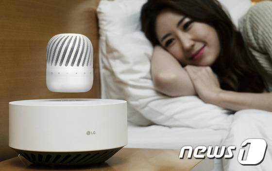 LG전자가 공중에 떠서 음악을 들려주는 블루투스 스피커 PJ9를 내년 초 미국 라스베이거스에서 열리는 CES 2017에서 공개한다고 25일 밝혔다. 이 스피커는 같은 극끼리 밀어내는 자석의 성질을 이용해 스피커를 공중에 띄우며 360도 방향으로 사운드를 내보낸다.(LG전자 제공) 2016.12.25/뉴스1