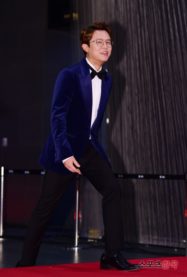 '2016 SAF SBS 연예대상' 레드카펫 행사에 참석하고 있는 토니안. 사진=이혜영 기자 lhy@hankooki.com