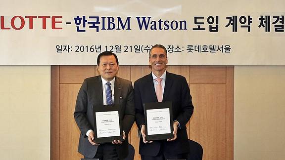황각규 롯데그룹 운영실장(왼쪽)과 제이 벨리시모 IBM 본사 코그너티브 솔루션스 총괄사장이 '왓슨(Watson)' 솔루션 도입 계약을 체결 후 기념촬영하고 있다. /롯데그룹 제공