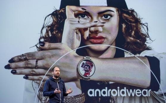 2015년 5월 미국 샌프란시스코에서 열린 구글 I/O 개발자 콘퍼런스에서 데이비드 싱글턴 안드로이드 웨어 수석이 안드로이드 웨어를 소개하고 있다. / 블룸버그 제공