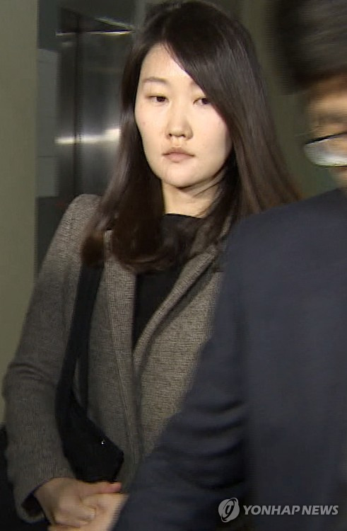특검 조사 마친 조여옥 대위      (서울=연합뉴스) 세월호 참사 당시 청와대 간호장교로 근무했던 조여옥 대위가 25일 새벽 참고인 신분으로 조사를 마친 뒤 서울 강남구 특검사무실을 나서고 있다. 2016.12.25 [연합뉴스TV 제공]      photo@yna.co.kr