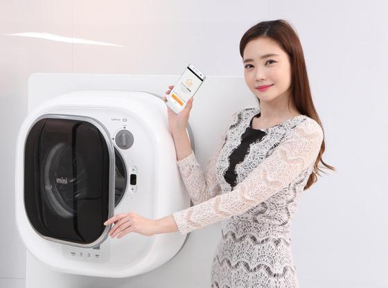 동부대우전자가 벽걸이 드럼세탁기 '미니(Mini)'에 사물인터넷(IoT)기능을 접목한 신형 제품을 선보인다고 26일 밝혔다.© News1