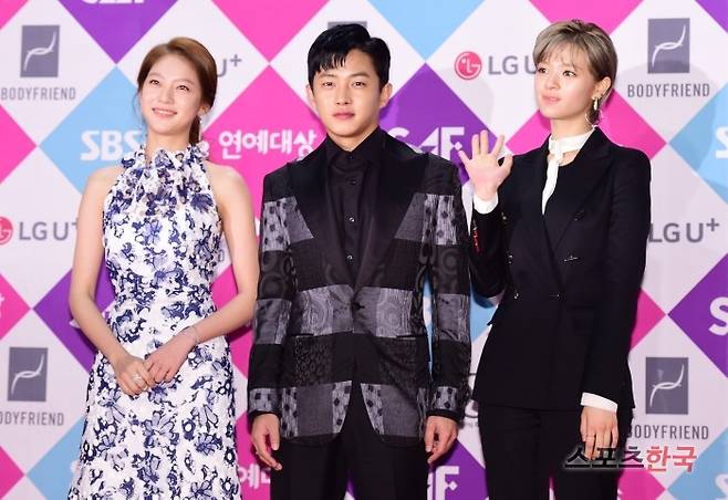 '2016 SAF SBS 연예대상' 레드카펫 행사에 참석한 공승연 김민석 공정연. 사진=이혜영 기자 lhy@hankooki.com