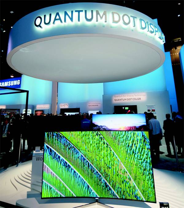 내년 CES에서 삼성전자와 LG전자는 각각 3세대 퀀텀닷 TV와 롤러블 등 새로운 형태의 OLED TV를 내놓고 화질 경쟁을 벌일 전망이다. 사진은 올해 삼성이 소개한 78인치 퀀텀닷 TV. [사진 제공 = 삼성전자]