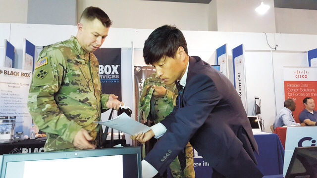 권용구 씨아이디스크코리아 부사장(오른쪽)이 미군 보안관계자에게 제품을 시연해 보이고 있다.