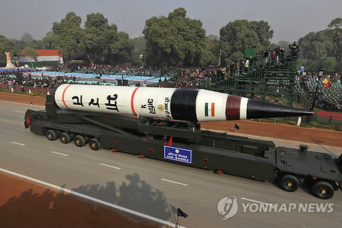 2013년 1월 인도 뉴델리에서 열린 공화국의 날 퍼레이드 리허설에 등장한 아그니-5 미사일[AP=연합뉴스 자료사진]