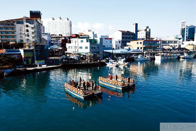 아바이마을과 속초 시내를 연결하는 갯배.