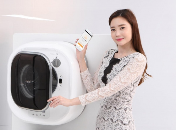 동부대우전자 모델이 사물인터넷(IoT) 적용 신제품 벽걸이 드럼세탁기 '미니'를 소개하고 있다./사진제공=동부대우전자
