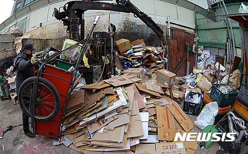 【안양=뉴시스】조수정 기자 = 영하권 한파가 본격적으로 시작된 14일 경기 안양시 만안구 창진고물상에서 고물상 사장이 수거된 폐지를 정리하고 있다. 2016.12.19.   chocrystal@newsis.com