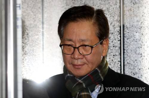'삼성물산, 제일모직 합병 찬성 의혹'을 받고 있는 홍완선 전 국민연금 기금운용본부장이 지난해 12월 27일 오후 서울 강남구 대치동 특검사무실로 출석하고 있는 모습. [연합뉴스 자료사진]