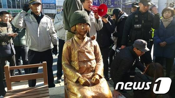 28일 오전 부산 동구 일본영사관 후문에 설치된 '평화의 소녀상' 2016.12.28/뉴스1 © News1 조아현 기자