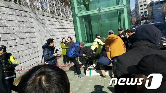 28일 오전 부산 동구 일본영사관 후문에서 경찰들이 '평화의 소녀상'을 설치하려는 학생들을 저지하고 있다. 2016.12.28/뉴스1 © News1 조아현 기자