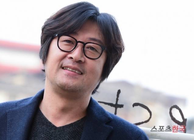 배우 김윤석이 스포츠한국과 인터뷰에 앞서 포즈를 취하고 있다. /사진= 이혜영 기자 lhy@hankooki.com