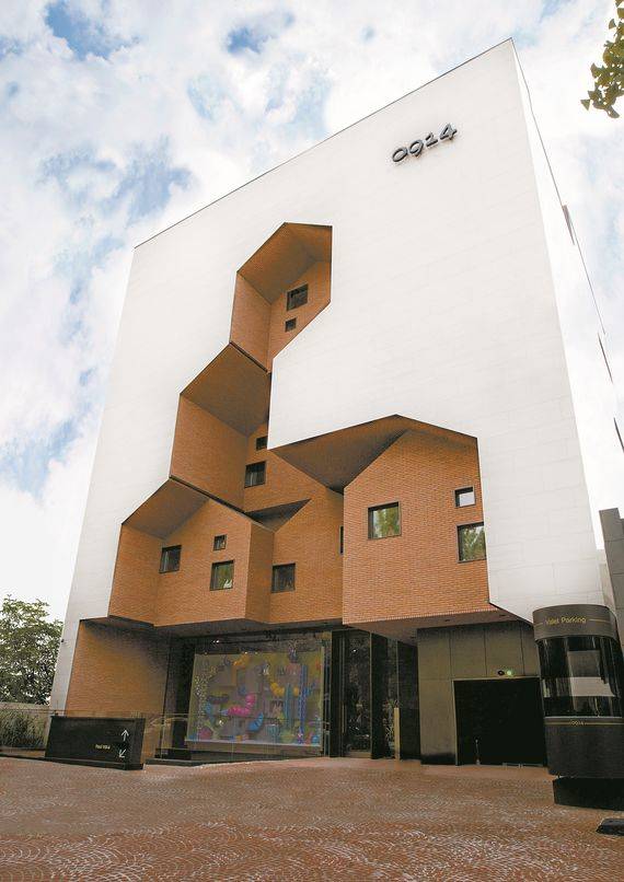 강남구 신사동 도산공원 앞에 위치한 ‘0914’ 플래그십 스토어. 5개의 벽돌집이 층층이 쌓인 듯한 독특한 외벽 디자인이 눈길을 끈다. 하나의 공간이지만 실제로 내부에선 전혀 다른 공간들이 조화를 이룬 ‘집 속의 집’이 콘셉트다.