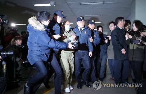 (서울=연합뉴스) 박동주 기자 = 박영수 특별검사팀이 삼성물산과 제일모직의 작년 합병 과정에서 국민연금이 찬성 결정하도록 부당한 압력을 가한 혐의로 긴급체포한 문형표 전 보건복지부 장관(현 국민연금공단 이사장)이 28일 오전 서울 강남구 대치동 박영수 특별검사팀 사무실로 들어가고 있다. 2016.12.28      pdj6635@yna.co.kr