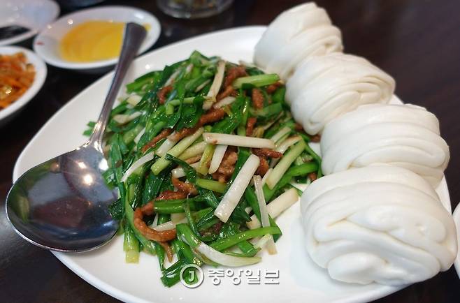 호부추볶음과 꽃빵