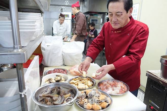 곡금초 사부가 요리를 하기 위해 마지막으로 재료 상태를 점검하고 있다. 한 팀의 예약 손님에게 나갈 재료다. 랍스터 살, 다진 새우 살을 채운 해삼, 잘 불린 해삼, 전복, 소고기 살치살, 알래스카 게다리 살, 저민 송이버섯(맨 오른쪽부터 시계방향).