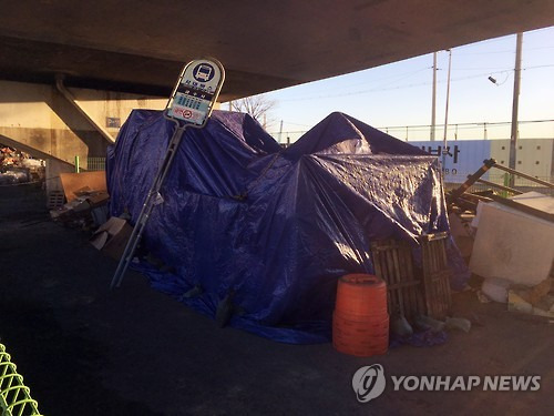 야적장에 방치된 소녀상        (부산=연합뉴스) 김선호 기자 = 부산 일본영사관 앞에서 설치됐다가 동구청의 강제 철거로 압수된 소녀상이 30일 동구 야적장에 천막에 둘러싸인 채 방치돼 있다. 2016.12.30      wink@yna.co.kr