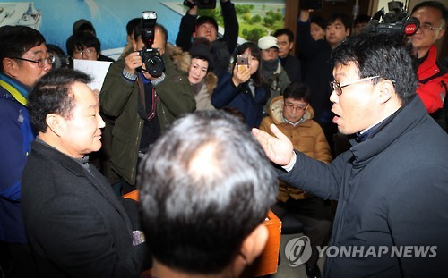 항의받는 부산 동구청장        (부산=연합뉴스) 김선호 기자 = 박삼석 부산 동구청장이 30일 부산 동구청 구청장실 소회의실에서 연 소녀상 허용 기자회견에서 시민의 항의를 받고 있다.       wink@yna.co.kr