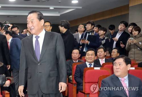 (서울=연합뉴스) 이정훈 기자 = 새누리당 최경환 의원(오른쪽)이 13일 오후 국회 의원회관에서 열린 친박계 의원들의 모임 '혁신과 통합 보수연합' 창립총회에서 참석하는 서청원 의원을 바라보고 있다. 2016.12.13