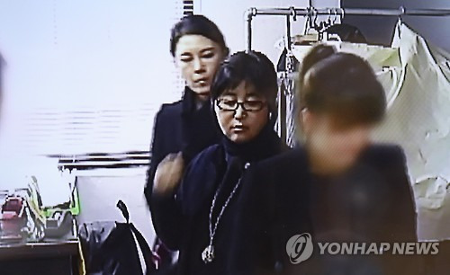 최순실 청와대 관련 영상  (서울=연합뉴스) TV조선이 25일 공개한 최순실씨 관련 영상. 최씨가 박근혜 대통령의 해외 순방 일정 및 의상을 챙긴 것과 청와대 관료가 최씨의 일을 돕는 내용 등이 담겨 있다. 사진은 순방 의상을 준비하는 최씨를 돕고 있는 헬스트레이너 출신 윤전추 행정관. 2016.10.25 [TV조선 캡처=연합뉴스]