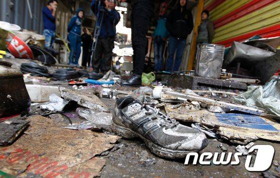 이라크 바그다드에서 31일(현지시간) 2차례 자살폭탄 테러가 발생해 최소 27명이 목숨을 잃고 53명이 다쳤다. © AFP=뉴스1