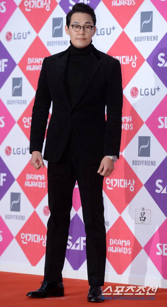 배우 박성웅이 31일 서울 상암동 SBS 프리즘타워에서 열린 SBS '2016 SAF 연기대상'레드카펫 행사에 참석해 포즈를 취하고 있다.  상암동=허상욱 기자 wook@sportschosun.com/2016.12.31/