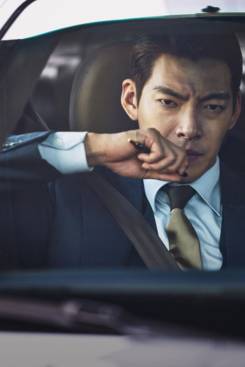 넓은 이마와 기다란 얼굴...김우빈의 남성적인 마스크는 감정을 외연화시키는 극적인 표현 연기에 유리하다.