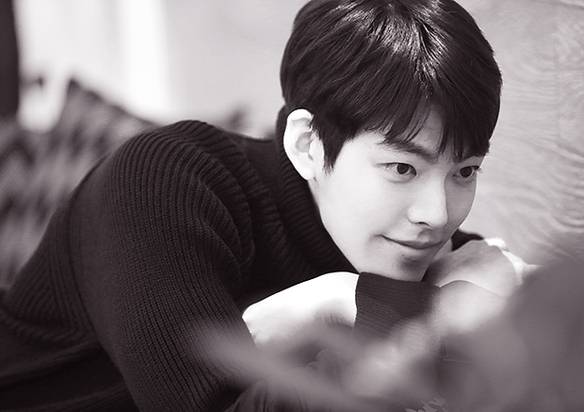 캐릭터의 외피를 벗은 스물 여섯의 맑고 순한 청년 김우빈.’
