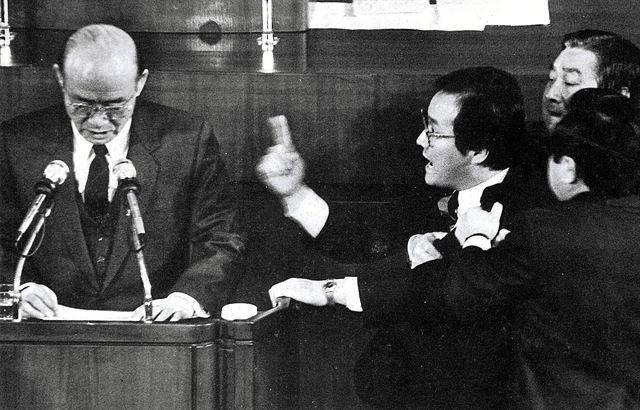 1989년 12월31일 국회 청문회에서 전두환씨가 광주항쟁과 관련, 군의 자위권을 거론하자 특위 위원인 평민당 이철용 의원이 연단으로 달려나가 전씨에게 삿대질과 함께 "살인마" 등 고함을 지르고 있다. 보도사진연감