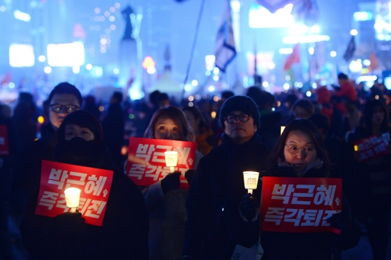 12월31일 10차 촛불집회에 참석한 시민들이 서울 광화문 광장 일대에서 박근혜 대통령 퇴진을 요구하고 있다. /사진=뉴스1