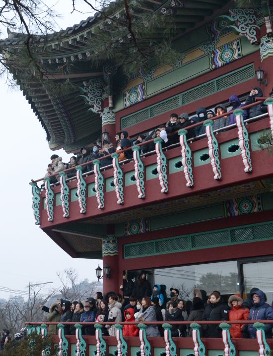 2017년 정유년 새해 첫날인 1일 오전 서울 종로구 북악팔각정에서 시민들이 해돋이를 보기 위해 기다리고 있다. 뉴시스