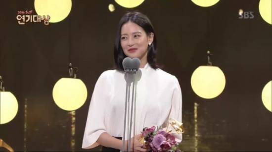 [2016 SBS연기대상] 강하늘-오연서, 판타스틱드라마부문 우수연기상 수상 (사진=2016 SBS연기대상 방송 캡처)